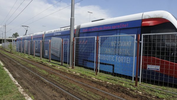 ОБУЧЕНА СТАКЛА  ЗАКЛАЊАЈУ ВИДИК: Облепљивање возила рекламама није незаконито, али путницима се жале