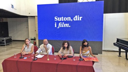 PROJEKCIJE POD OTVORENIM NEBOM: U susret hercegnovskoj smotri filma, Petar Božović otvara festival (FOTO) PROJEKCIJE POD OTVORENIM NEBOM: U susret hercegnovskoj smotri filma, Petar Božović otvara festival (FOTO)