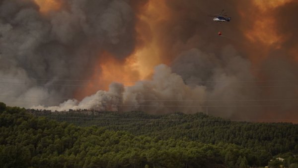 ШУМСКИ ПОЖАР У ШПАНИЈИ ЗАХВАТИО ВОЗ: Људи искакали из вагона, повређено више од 20 особа