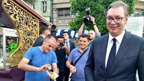 VUČIĆ PODELIO FOTOGRAFIJU IZ SKOPLJA: Prvi pečeni kukuruz koji sam probao ove godine, zahvalan sam na gostoprimstvu (FOTO)