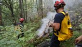 AKCIJA GAŠENJA POŽARA KOD NOVE VAROŠI: Na gašenju angažovan je 81 vatrogasac-spasilac sa 33 vozila, kao i četiri helikoptera