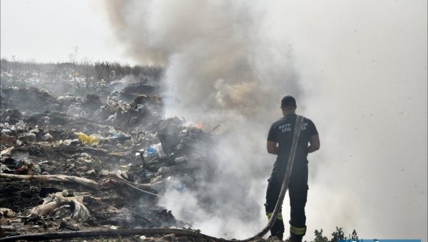 ПОЖАР НА ГРАДСКОЈ ДЕПОНИЈИ У ЗРЕЊАНИНУ: Ватрогасци на терену (ФОТО)