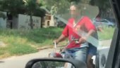 NOVI LUDI SNIMAK SA BEOGRADSKIH ULICA: Čuo zvuk motora, kada je pogledao kroz prozor nije mogao da veruje (VIDEO)