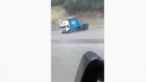 JAKO NEVREME U KOSTAJNICI: Vetar podizao krovove i rušio stabla, prevrnuo i kamion (VIDEO)