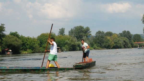 ТРСТЕНИК НА МОРАВИ ОД 9. ДО 15. АВГУСТА: Посебна атракција чувено такмичење у трци чамаца помоћу мотке (ФОТО)