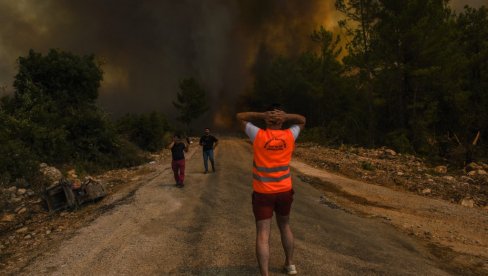 ВАТРОГАСЦИ НА ТЕРЕНУ: Избио нови шумски пожар у Турској ВАТРОГАСЦИ НА ТЕРЕНУ: Избио нови шумски пожар у Турској
