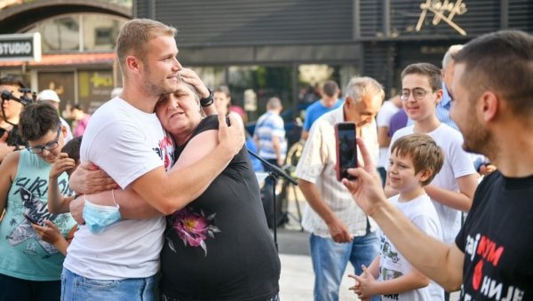 КОМЕ СТАНИВУКОВИЋ ДЕЛИ ПАРЕ?! Погледајте шта ради градоначелник Бањалуке