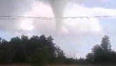 TORNADO U ISTRI: Srušeno drveće, oštećen električni stub (VIDEO)