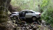 “AUDI“ SLETEO U PROVALIJU, ČETIRI OSOBE POVREĐENE: Saobraćajna nesreća na Ibarskoj magistrali (FOTO/VIDEO)