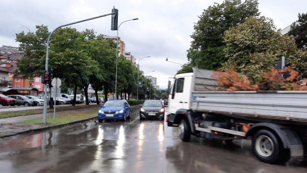 СНАЖНО НЕВРЕМЕ ПОГОДИЛО БАЊАЛУКУ: Ветар обарао стабла - Због кише отежан саобраћај (ФОТО/ВИДЕО)