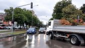 СНАЖНО НЕВРЕМЕ ПОГОДИЛО БАЊАЛУКУ: Ветар обарао стабла - Због кише отежан саобраћај (ФОТО/ВИДЕО)