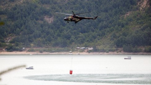 БОРБА СА ВАТРОМ НА ЗАПАДУ СРБИЈЕ: Хеликоптери Војске Србије гасе пожар у општини Нова Варош