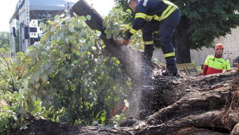 UNIŠTENI KROVOVI I USEVI: Posle nevremena srpska sabira štetu od posledica oluje i poplava