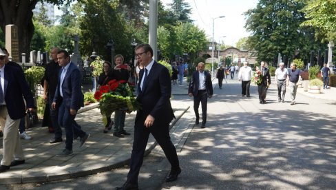 VUČIĆ POLOŽIO VENAC: Predsednik na sahrani Miroslava Lazanskog (FOTO)