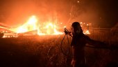 DRAMATIČNA SITUACIJA U ATINI: Vatra guta sve pred sobom, jedna osoba poginula, hiljade ljudi pobeglo iz predgrađa (FOTO/VIDEO)