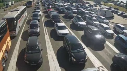 STANJE NA GRANICAMA: Teretnjaci se na Kelebiji, Batrovcima, Šidu i Bezdanu na izlazu zadržavaju dva sata STANJE NA GRANICAMA: Teretnjaci se na Kelebiji, Batrovcima, Šidu i Bezdanu na izlazu zadržavaju dva sata