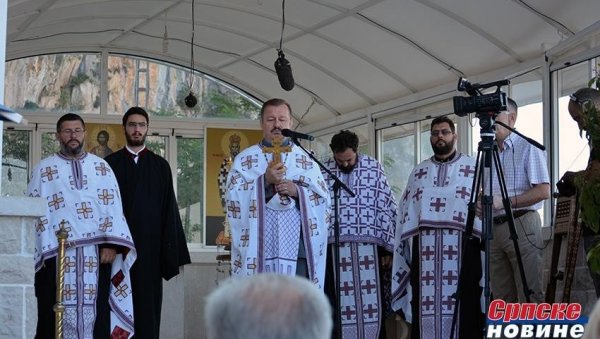 ПОМЕН ЗА ВИШЕ ХИЉАДА НЕВИНО НАСТРАДАЛИХ У ОЛУЈИ: Нeћeмo дa кунeмo и свeтимo сe, нeгo дa пaмтимo, сeћaмo сe и oпoмињeмo (ФОТО)