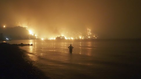 SVA TRAGEDIJA POŽARA PRIKAZANA NA JEDNOJ FOTOGRAFIJI: Starica gleda kako joj gori kuća (FOTO)