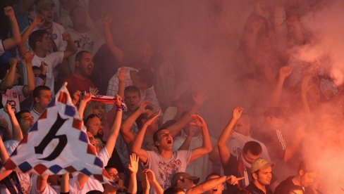 TORCIDA POZIVALA NA KRVOPROLIĆE SRBA: Mi Hrvati ne pijemo vina, samo krvi četnika iz Knina?!