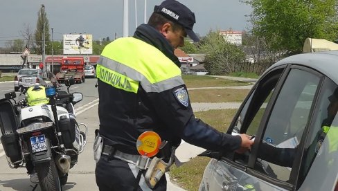 ВОЗИО ЗЕМУНОМ ДРОГИРАН И БЕЗ ВОЗАЧКЕ: Младић шмркао, па сео за волан