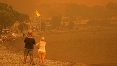 OD DIMA SA EVIJE SUNCE SE NE VIDI: Na grčkom ostrvu požar besni već sedmi dan, njegove se posledice osećaju i u Atini