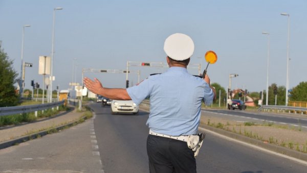 БОЉЕ ПУНИТИ БУЏЕТ, НЕГО ГРОБЉЕ! За четири дана полиција Српске из саобраћаја искључила 1.102 пијана возача