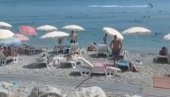 HIT SNIMAK SA PLAŽE U CRNOJ GORI: Prolaznici u neverici gledali šta je uradio ovaj čovek (VIDEO)