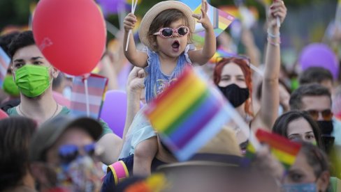 БРИТАНСКИ ТЕЛЕГРАФ ТВРДИ: ЕК усвојила нову стратегију - деца у школама могу да бирају пол