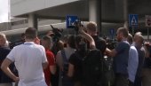 SARADNICI OKUPATORA ZBRISALI, SUPRUGE OSTAVILI TALIBANIMA: Na rimski aerodrom stiglo 70 putnika iz Kabula (VIDEO)