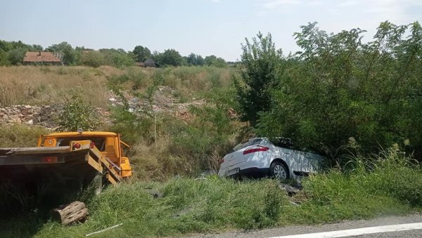 САОБРАЋАЈНА НЕСРЕЋА КОД БАНАТСКОГ КАРАЂОРЂЕВА: Аутомобил и возило шлеп службе завршили у каналу