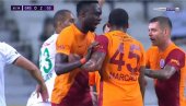 PESNICOM NA SAIGRAČA: Fudbaler Galatasaraja Markao isključen zbog boksovanja (VIDEO)