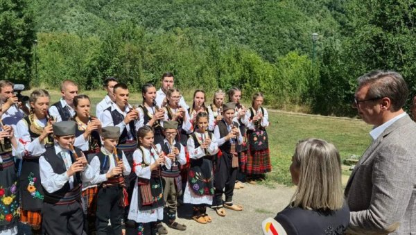 ПРЕЛЕПА СЦЕНА: Малишани у Брусу засвирали фруле за председника Вучића (ФОТО)