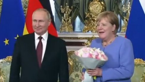 ANGELI MERKEL ZAZVONIO TELEFON NA SASTANKU SA PUTINOM: NJegova reakcija će vas oduševiti (VIDEO)