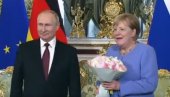 ANGELI MERKEL ZAZVONIO TELEFON NA SASTANKU SA PUTINOM: NJegova reakcija će vas oduševiti (VIDEO)