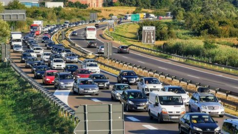 VELIKE GUŽVE NA ULAZU U BEOGRAD: Svi se vraćaju u grad - vozila mile (FOTO/VIDEO)