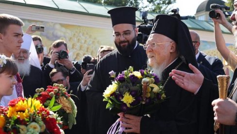 ŽESTOK DOČEK ZA VARTOLOMEJA U KIJEVU: Narod izašao na ulice, vaseljenski patrijarh prolazio sporednim ulicama (FOTO)