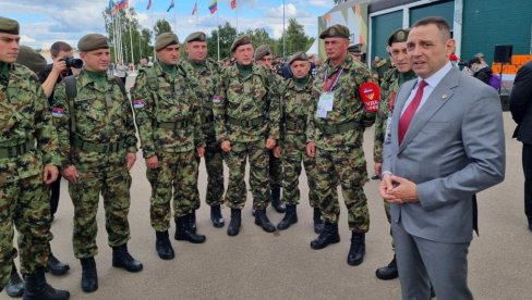 NA DOSTOJAN NAČIN PREDSTAVITE SRBIJU: Vulin obišao pripadnike naše armije, učesnike Tenkovskog biatlona (FOTO)