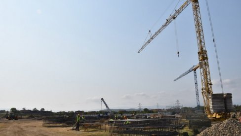 INVESTICIJA VREDNA 2,5 MILIJARDI DINARA: Gradonačelnik Cvetanović obišao radove na izgradnji novog stadiona INVESTICIJA VREDNA 2,5 MILIJARDI DINARA: Gradonačelnik Cvetanović obišao radove na izgradnji novog stadiona