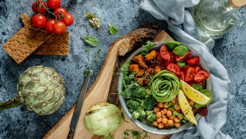 JELOVNIK NA BAZI VOĆA I POVRĆA: Uz vegansku trpezu pobedite vrućinu