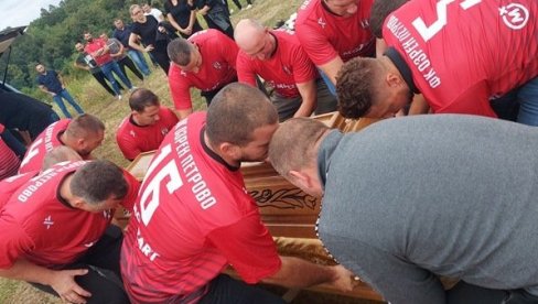 САХРАЊЕН БИВШИ ГОЛМАН НЕНАД ЋУКОВИЋ: Последњи испраћај на гробљу Лужани у Петрову САХРАЊЕН БИВШИ ГОЛМАН НЕНАД ЋУКОВИЋ: Последњи испраћај на гробљу Лужани у Петрову