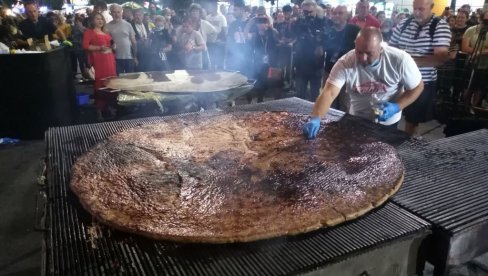 NAJVEĆA PLJESKAVICA NA SVETU NAPRAVLJENA U LESKOVCU: Oblikovana od čak 67 kilograma mesa - Oboren rekord! (FOTO)