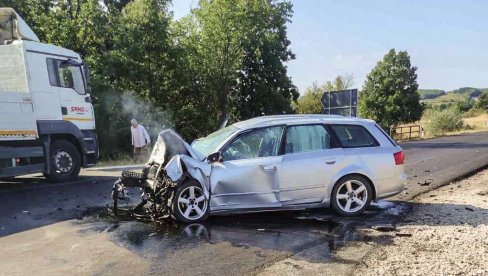 FOTOGRAFIJE SA MESTA SAOBRAĆAJNE NESREĆE: Poginula žena u udesu kod Zaječara - Vozači teško povređeni!