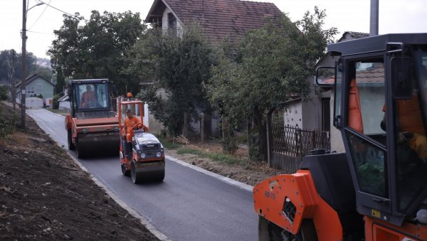 РЕШЕН ВИШЕДЕЦЕНИЈСКИ ПРОБЛЕМ: Становници крака Панонске улице у Вршцу добили асфалт