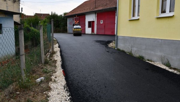 ЛАКШЕ И БРЖЕ ДО ПОЖАРИШТА: Поред делова двеју улица на ободу Неготина, асфалтиран и плато испред гараже ДВД у Јабуковцу