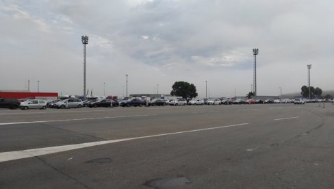 НЕМА ВЕЋИХ ГУЖВИ: На Батровцима камиони чекају сат времена, у Б.Паланци нормализован саобраћај НЕМА ВЕЋИХ ГУЖВИ: На Батровцима камиони чекају сат времена, у Б.Паланци нормализован саобраћај