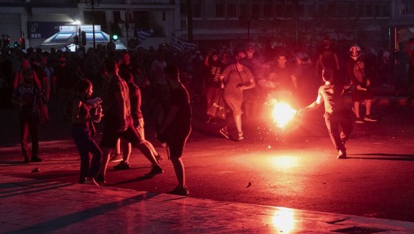 ПОТПУНИ ХАОС У СОЛУНУ, ПОЛИЦИЈА ИСПАЛИЛА СУЗАВАЦ: Антиваксери опет напали чуваре реда, покушали да се пробију до Мицотакиса (ФОТО/ВИДЕО)