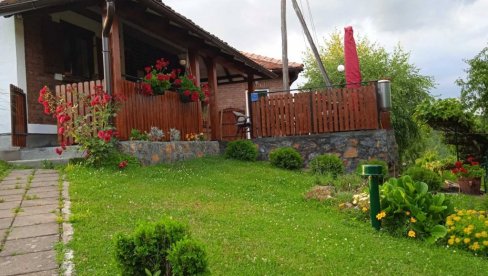 KOSTAJNIK - ČAROBNO RAĐEVSKO SELO: Bog sve dao, ali asfalt fali KOSTAJNIK - ČAROBNO RAĐEVSKO SELO: Bog sve dao, ali asfalt fali