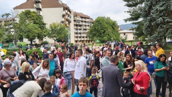 ПОЧЕЛА ШКОЛСКА ГОДИНА И У ДОБОЈУ: Међу првацима исти број дечака и девојчица (ФОТО)