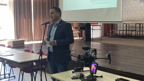 МИНИСТАР РУЖИЋ: За учење програмских језика - 670 дронова (ФОТО) МИНИСТАР РУЖИЋ: За учење програмских језика - 670 дронова (ФОТО)