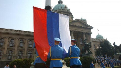 ZASTAVE SRBIJE NA DAR: Opština Stari grad poklanja sugrađanima Povodom Dana srpskog jedinstva, slobode i nacionalne zastave